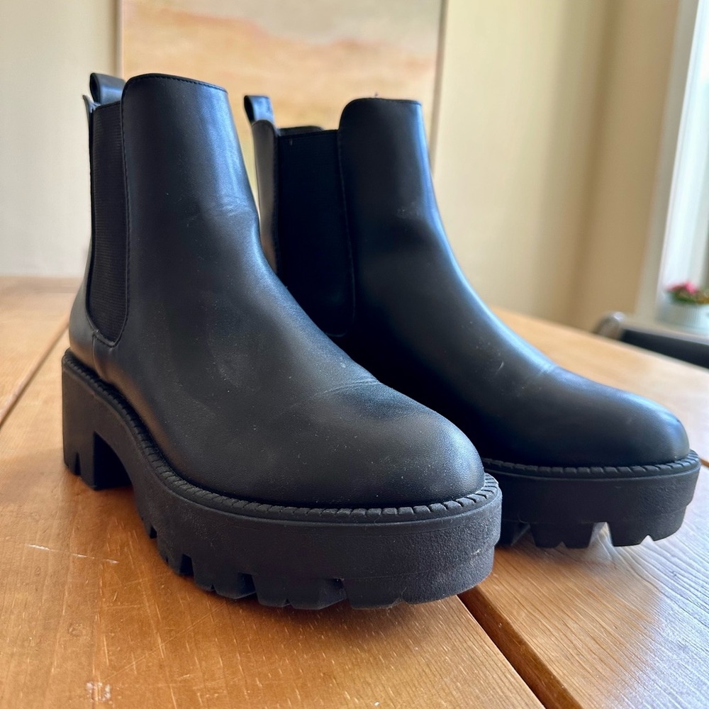 Urban Outfitters Women’s Black Chelsea Boots
